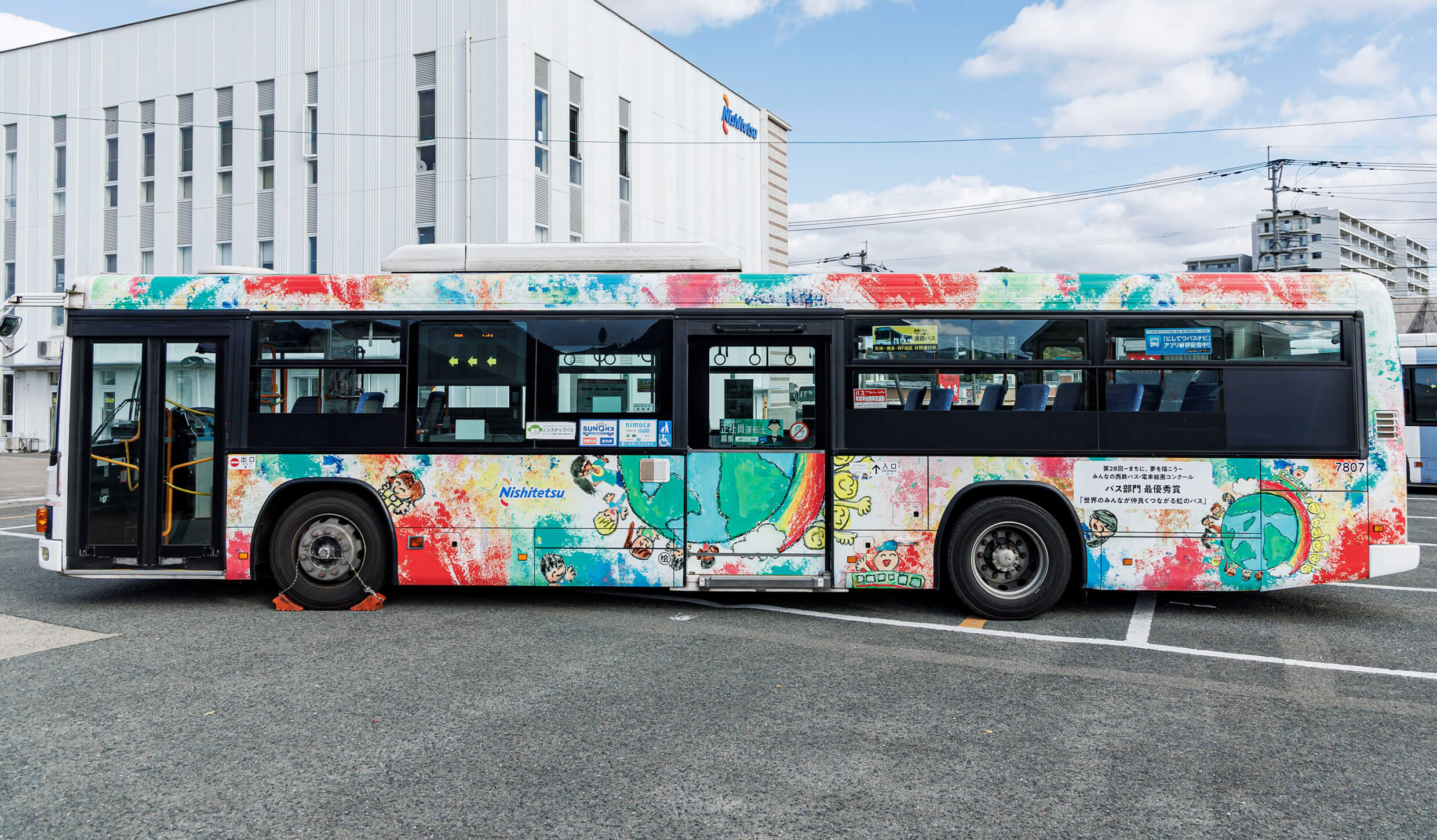 子どもの絵がバスに大変身！西鉄バス・電車「絵画コンクール」最優秀賞のバスが完成するまで