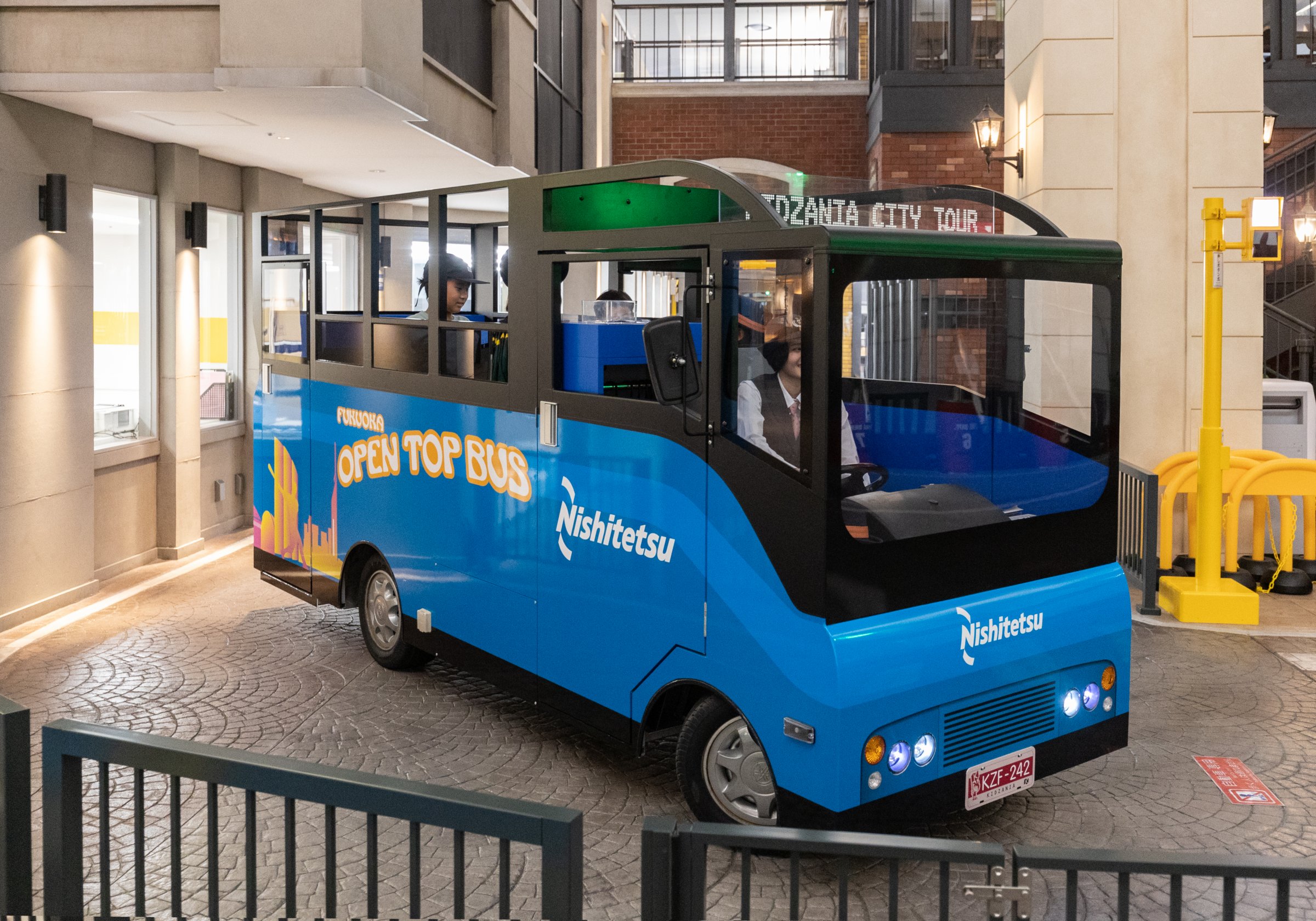 こども達に憧れのお仕事体験を！
オープントップバスのバスアナ
体験に密着＠キッザニア福岡