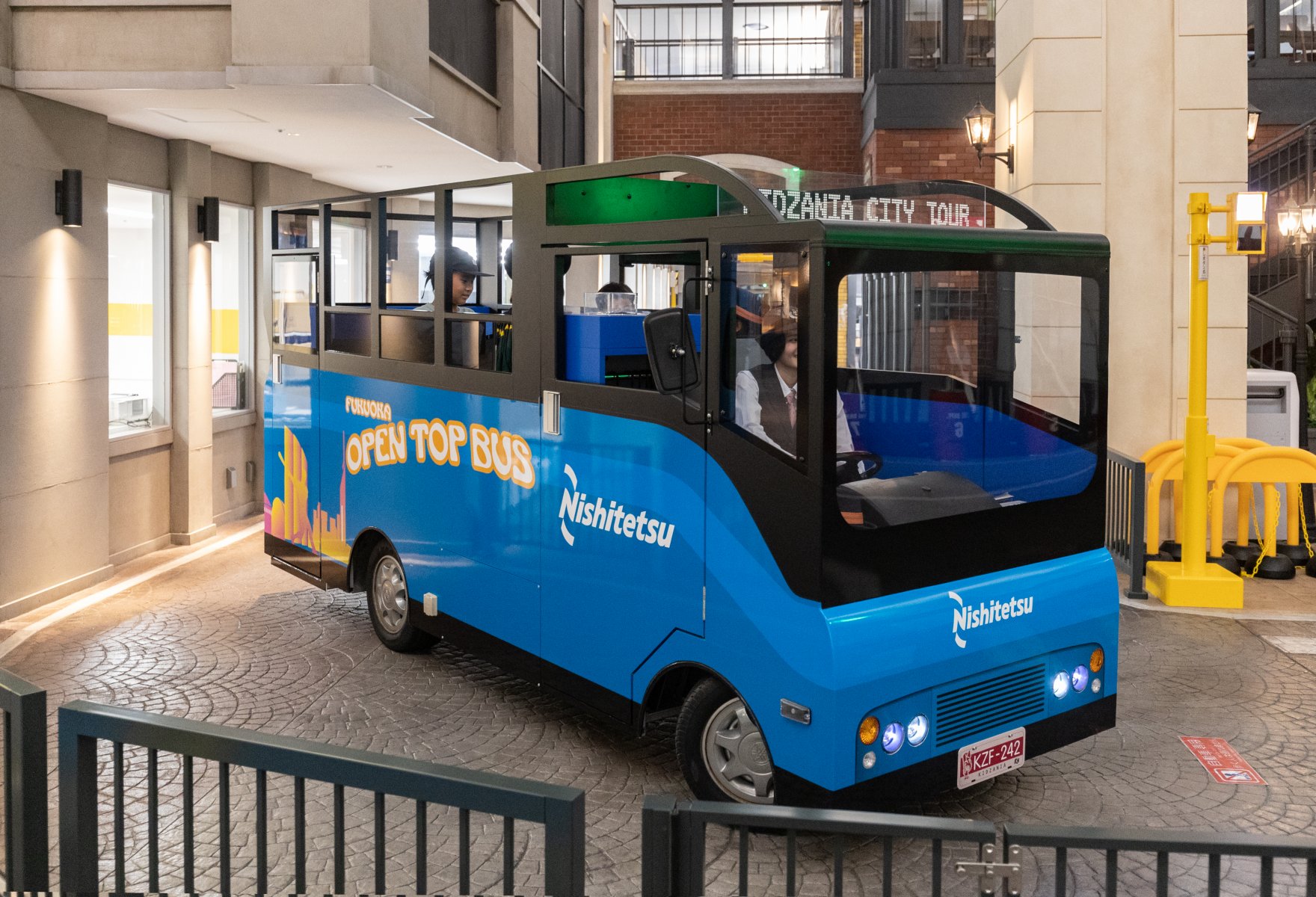 こども達に憧れのお仕事体験を！オープントップバスのバスアナ体験に密着＠キッザニア福岡