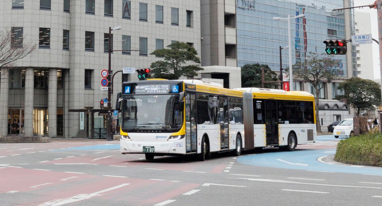 全長18mのバスで直角カーブ！
西鉄連節バス（BRT）運転士の
驚異の運転技術